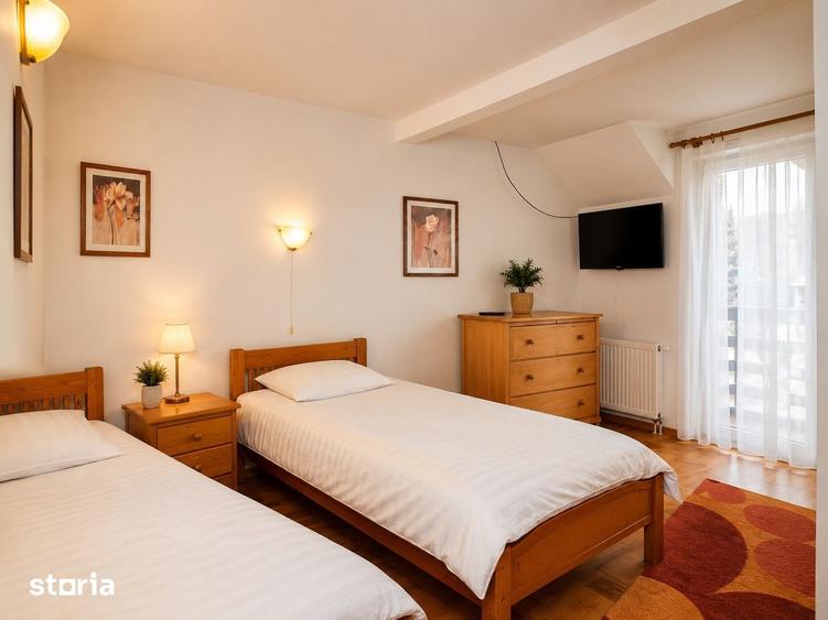 Casă cu 7 camere cu Teren 1000 Mp în Central