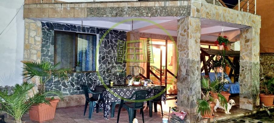 Casă individuală cu 4 camere cu Piscina în Bariera Vâlcii