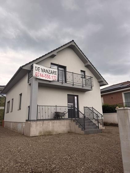 Casă cu 4 camere în Corunca