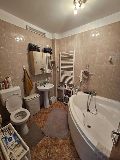 Apartament cu 3 camere decomandat în Titan