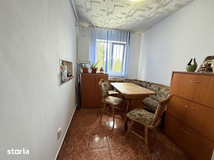 Apartament cu 3 camere semidecomandat în Florilor