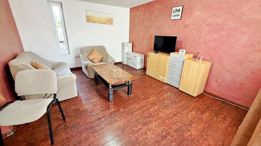 Apartament cu 3 camere semidecomandat, mobilat în Central