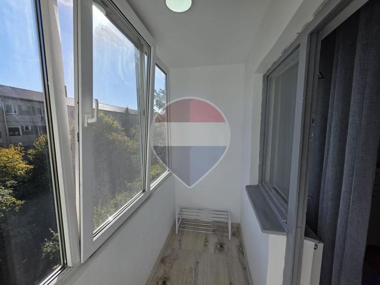 Apartament cu 3 camere semidecomandat, mobilat în Central