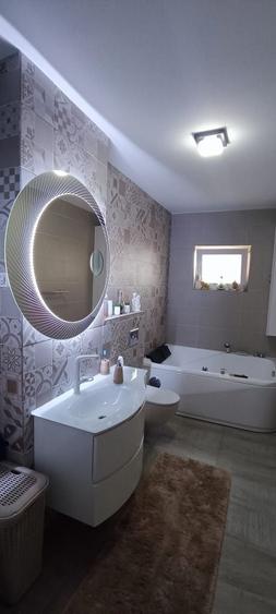 Apartament cu 3 camere decomandat în Berceni