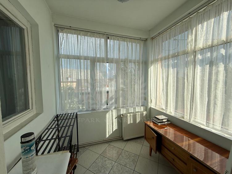 Casă individuală cu 8 camere cu Canalizare în Podenii Noi