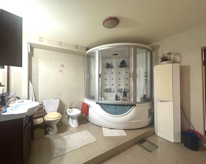 Casă individuală cu 8 camere cu Canalizare în Faleza Nord