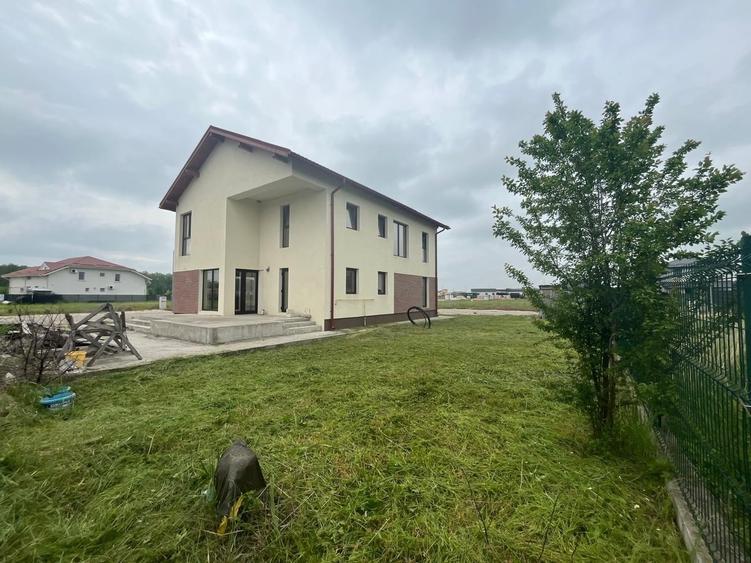 Casă cu 5 camere cu Teren 605 Mp în Victoriei