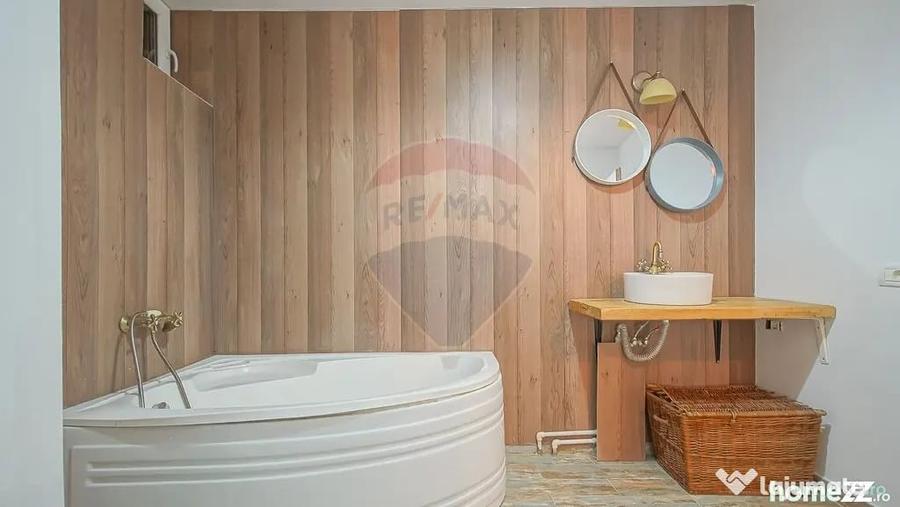 Apartament cu 3 camere semidecomandat în Schei