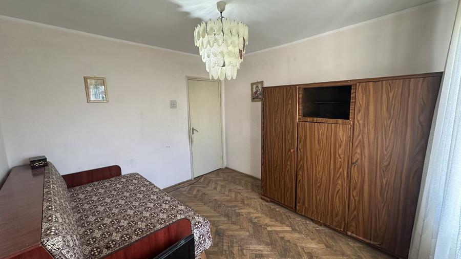 Apartament cu 3 camere semidecomandat în Craiovei