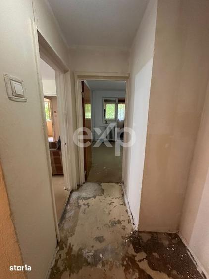 Apartament cu 3 camere semidecomandat, mobilat în Tei