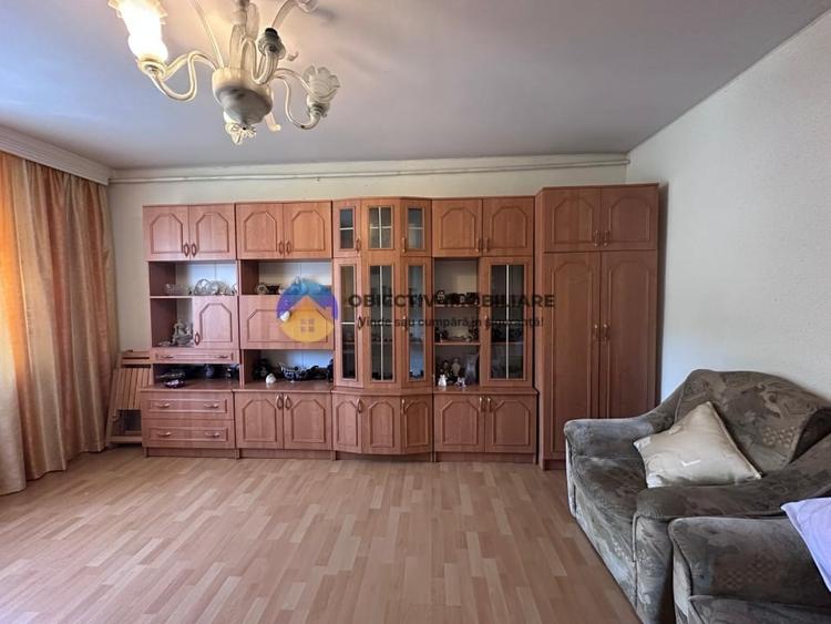 Apartament 3 camere de vânzare - Zona Centrală / 2 băi - 3