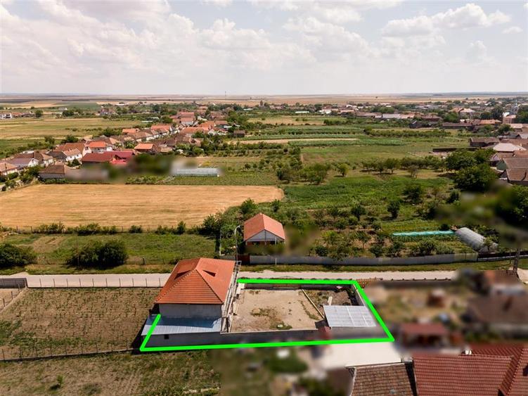 Casă cu 8 camere cu Teren 600 Mp în Girișu de Criș