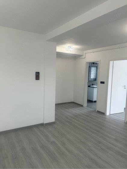 Apartament cu 3 camere decomandat în Girocului