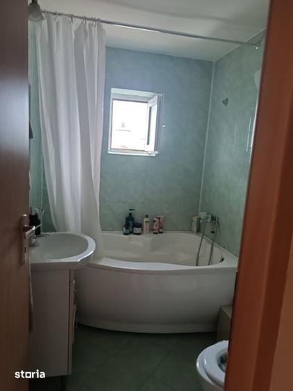 Apartament cu 3 camere decomandat în Între Lacuri