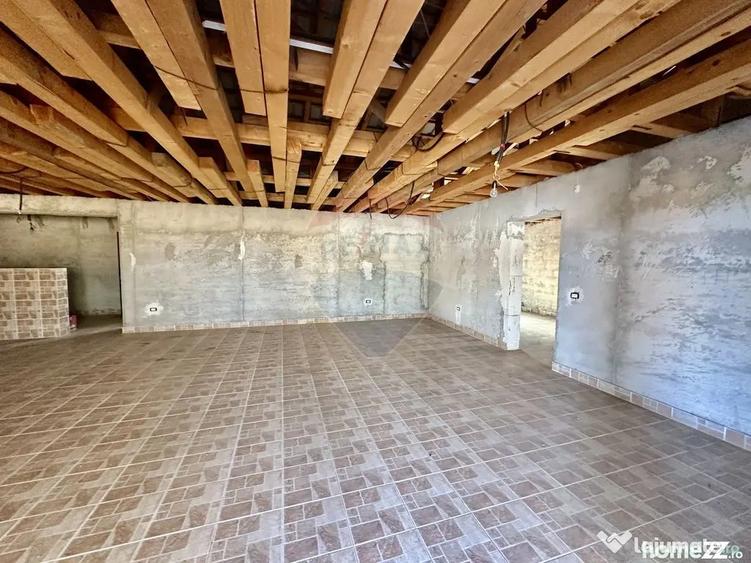 Casă cu 4 camere cu Teren 1991 Mp în Dragosloveni (Dumbrăveni)