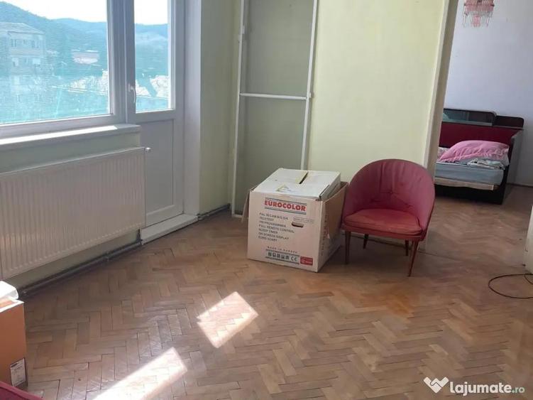Apartament cu 3 camere semidecomandat în Central