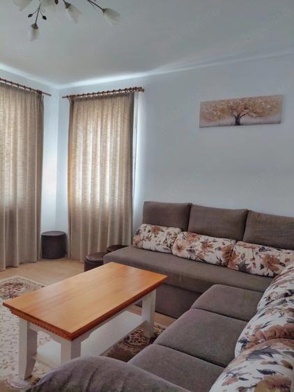 Apartament cu 3 camere decomandat în Tractorul
