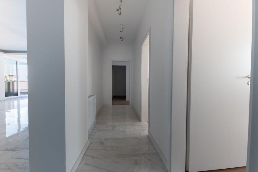 Apartament cu 3 camere semidecomandat în Metalurgiei