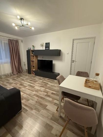 Apartament cu 3 camere semidecomandat în Dacia