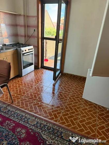 Apartament cu 3 camere decomandat în Lipovei