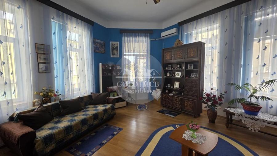 Apartament cu 5 camere decomandat în Armeneasca
