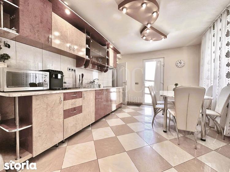 Casă cu 6 camere cu Teren 355 Mp în Rogerius