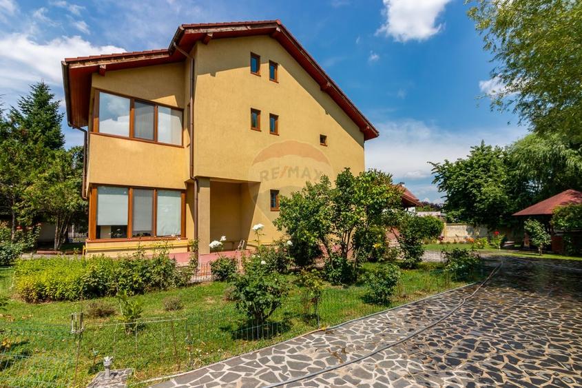 Casă individuală cu 7 camere cu Teren 3249 Mp în Central
