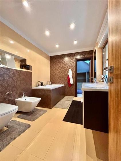 Casă individuală cu 9 camere cu Canalizare în Cioplea