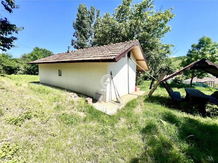 Casă cu 2 camere decomandat cu Teren 950 Mp în Probota