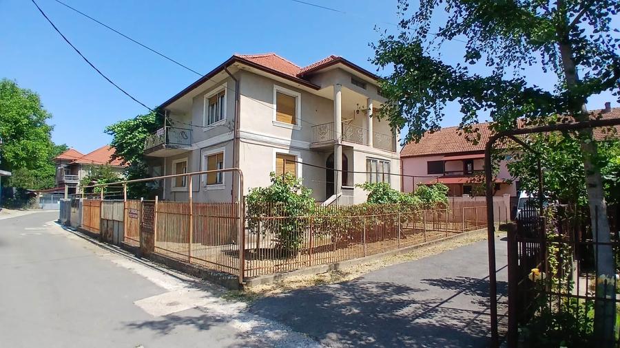 Casă individuală cu 5 camere cu Canalizare în Vest