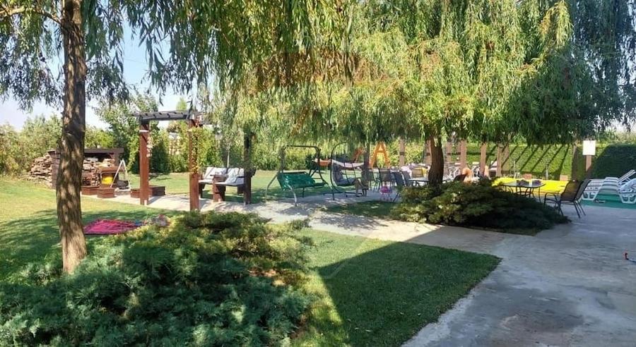 Casă cu 10 camere cu Teren 568 Mp în Corbu