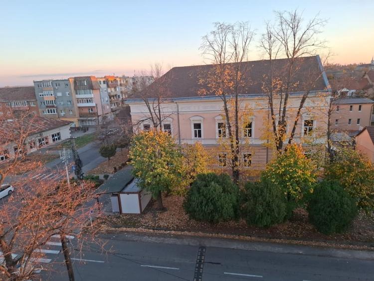 Apartament cu 3 camere semidecomandat, mobilat în Nădlac