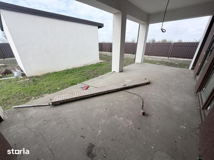 Casă cu 5 camere cu Teren 492 Mp în Glina
