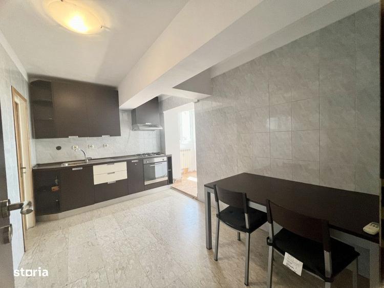 Apartament cu 4 camere în Văcăresti