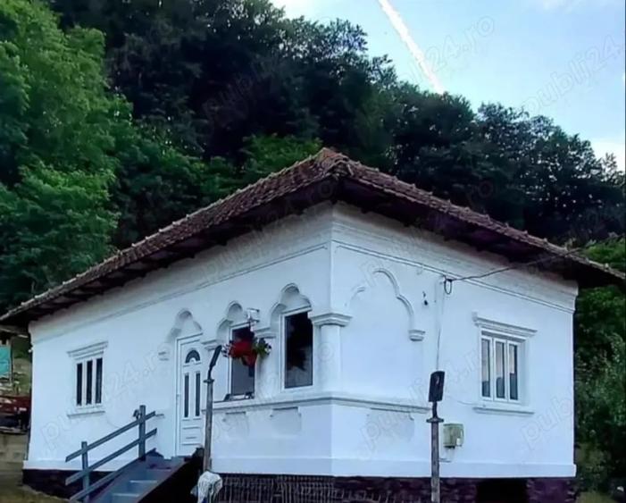 Casă cu 3 camere cu Teren 1000 Mp în Sălătrucu