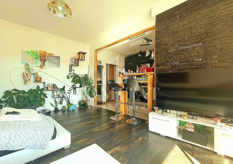 Apartament cu 3 camere semidecomandat, mobilat în Florești