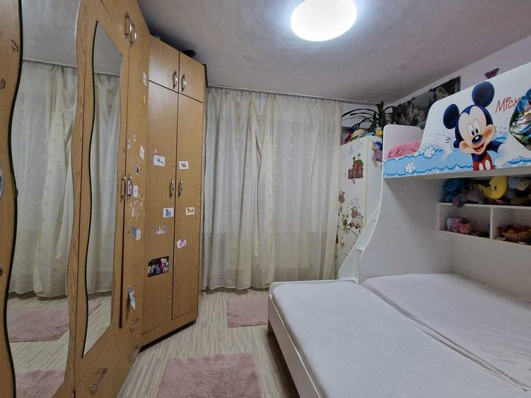 Apartament cu 3 camere decomandat în Micro 16