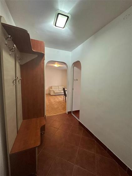 Apartament cu 3 camere semidecomandat în Podu Roș
