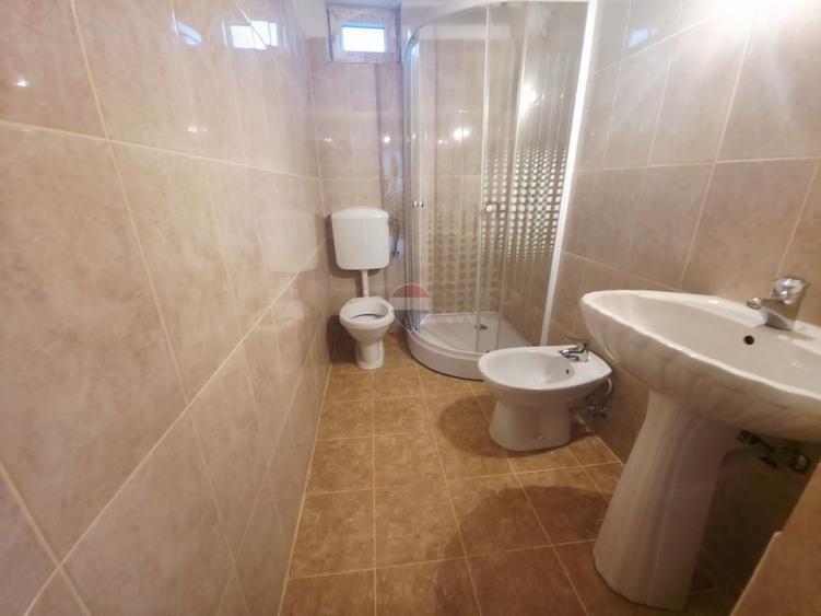 Apartament cu 3 camere decomandat în Săvinești