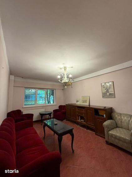 Apartament cu 3 camere decomandat în Tei