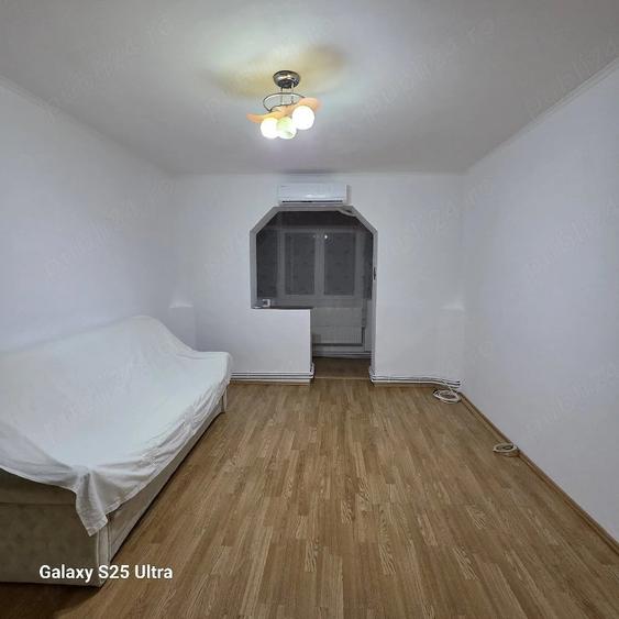 Apartament cu 3 camere semidecomandat în Exterior Vest