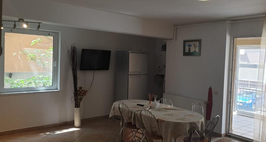 Apartament cu 3 camere decomandat, mobilat în Central