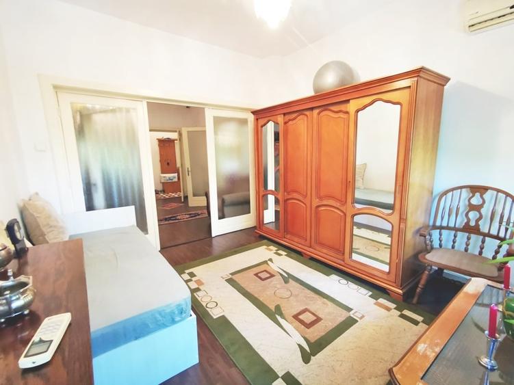Apartament cu 4 camere semidecomandat în P-ța Rosetti