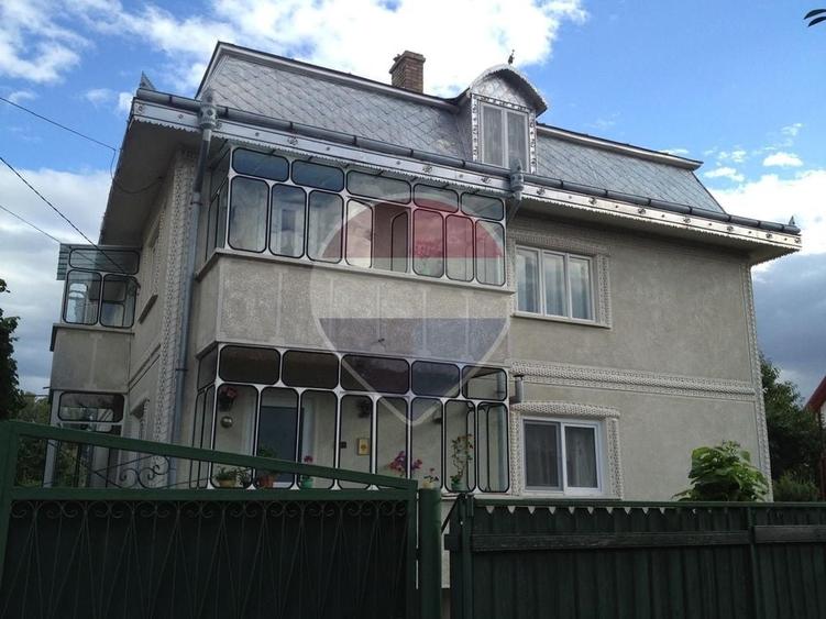 Casă individuală cu 7 camere cu Teren 583 Mp în Central