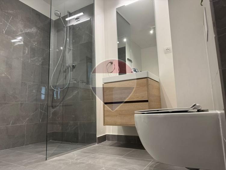 Apartament cu 3 camere semidecomandat, mobilat în Gară