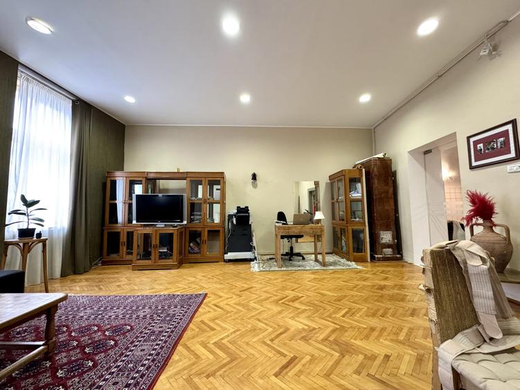 Apartament cu 3 camere semidecomandat, mobilat în Central