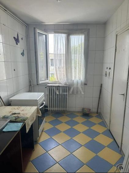 Apartament cu 3 camere semidecomandat în Giurgiului