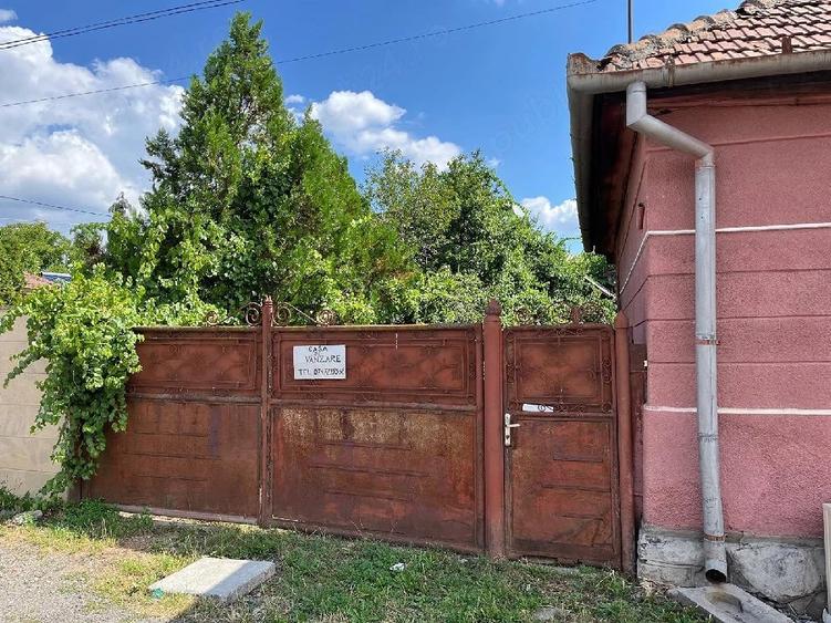 Casă cu 3 camere cu Teren 400 Mp în Central