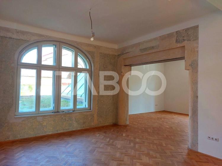 Casă individuală cu 11 camere cu Canalizare în Central