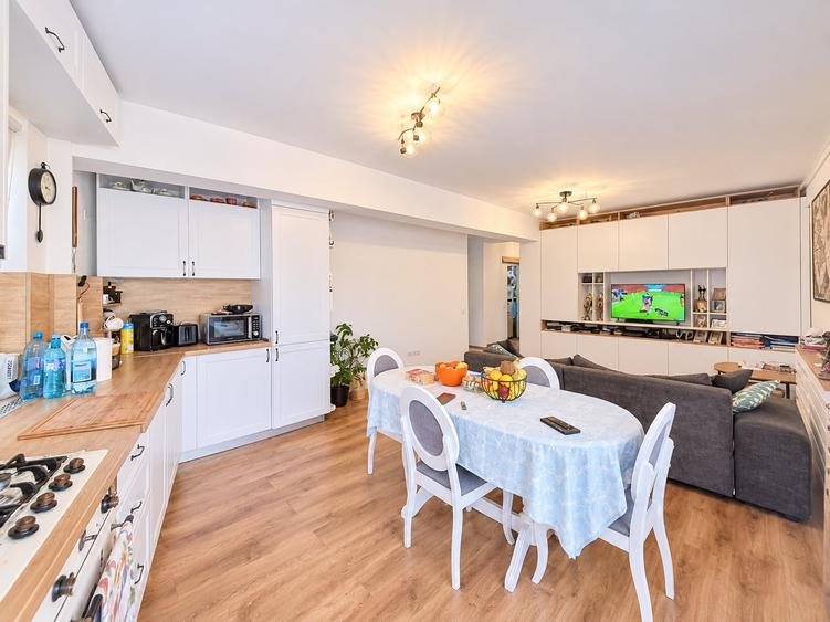 Apartament cu 3 camere semidecomandat, mobilat în Florești